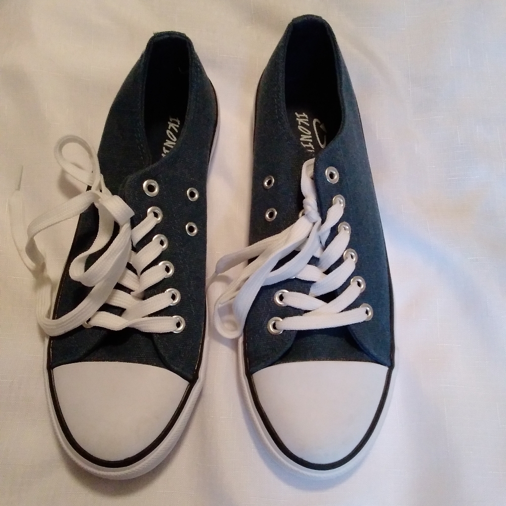 Ikonik Low Top Sneakers